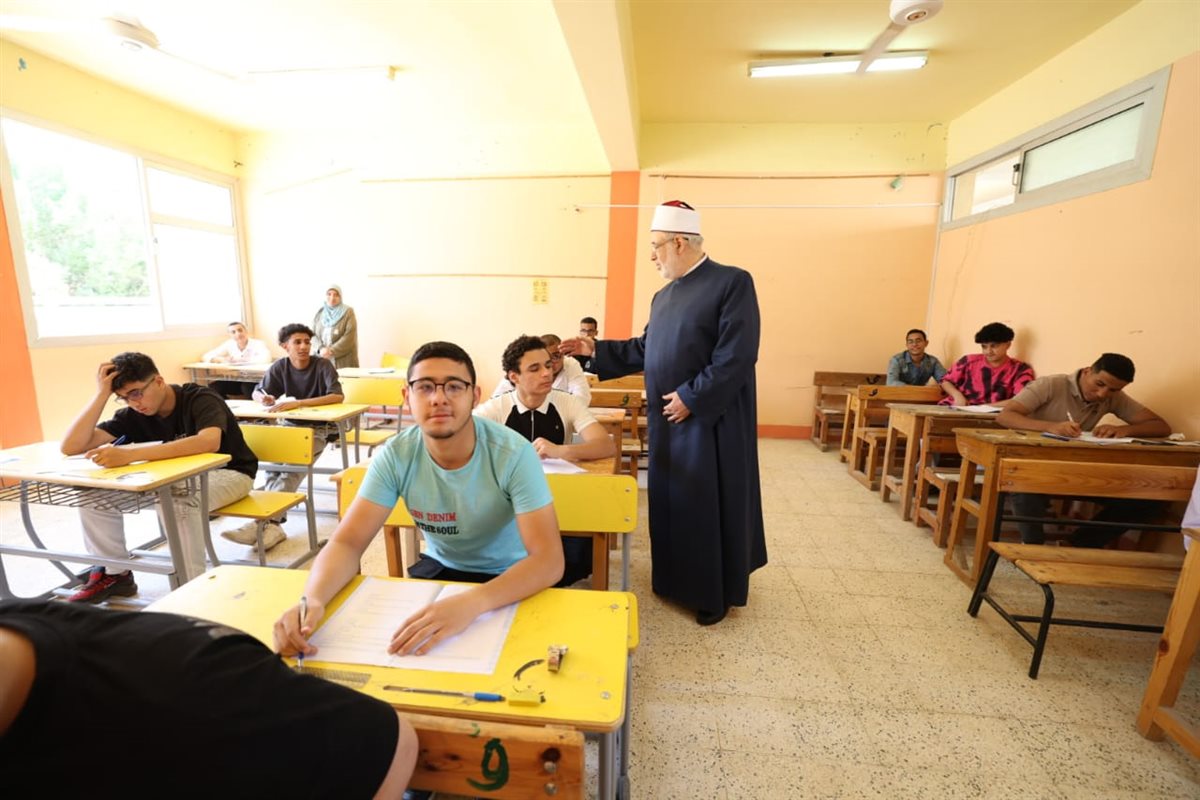 في أول أيام الامتحانات.. وكيل الأزهر يتفقد لجان الثانوية الأزهرية