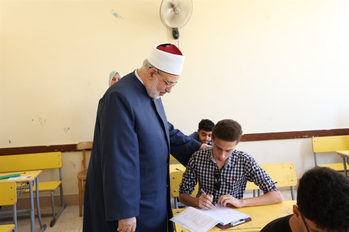 في أول أيام الامتحانات.. وكيل الأزهر يتفقد لجان الثانوية الأزهرية