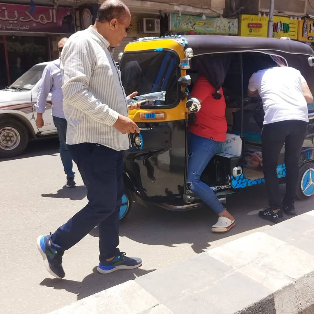 قائدو التكاتك يقومون بتخبئة السماعات حتى لايتم ضبطها بسهولة