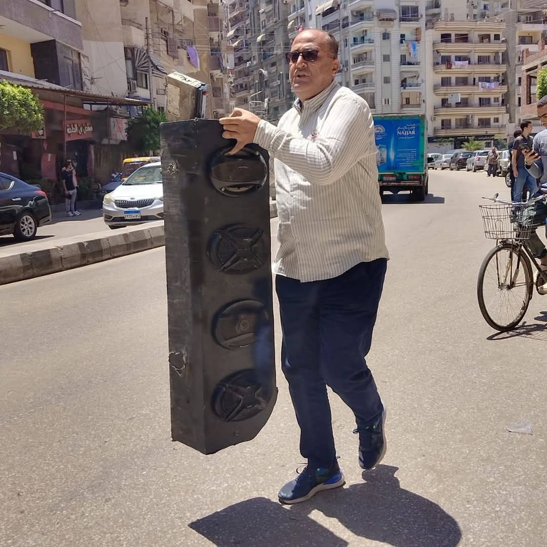 سماعات بأحجام ضخمة جدا توضع في التكاتك