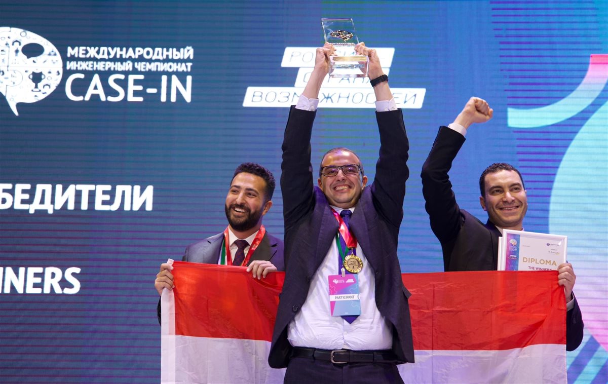 جانب من احتفال فريق قطاع البترول المصري بالمركز الأول على مستوى البطولة عن مشروع وحدات إنتاج الغاز الطبيعي