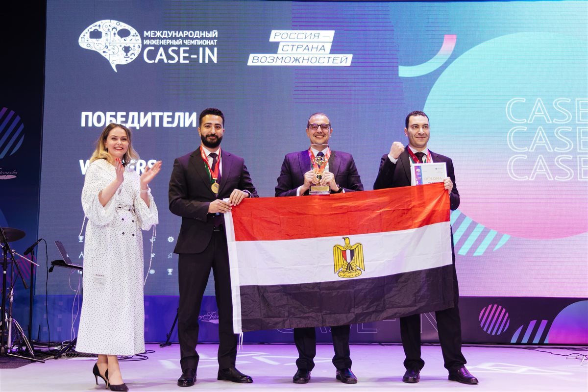 جانب من احتفال فريق قطاع البترول المصري بالمركز الأول على مستوى البطولة عن مشروع وحدات إنتاج الغاز الطبيعي