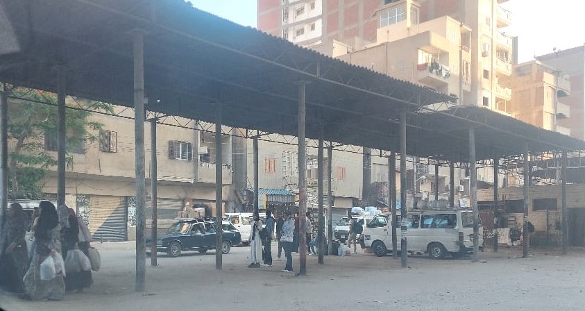 الركاب يقفون بالساعات في انتظار السيارات