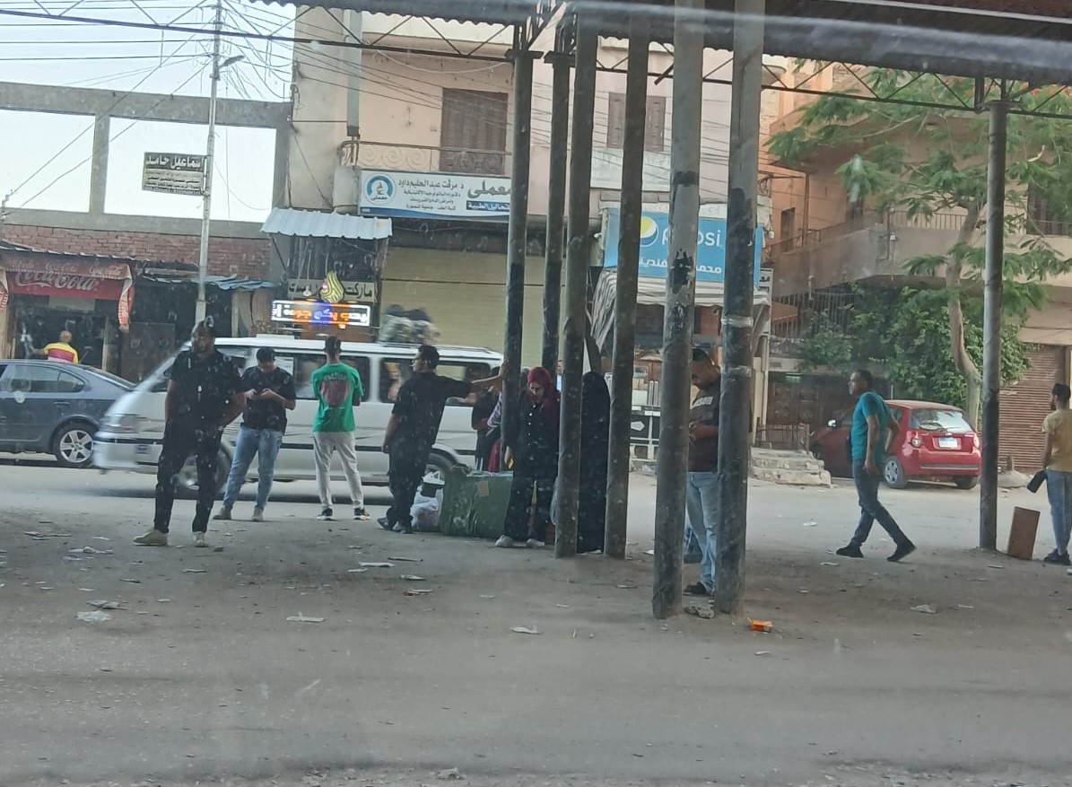ركاب بلا سيارات في موقف الجمالية بالمنصورة