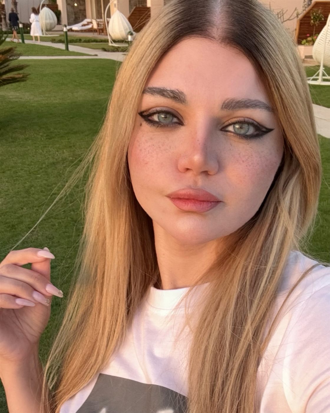  ياسمين الخطيب تدافع عن هاني شكري بعد واقعة سب جمهور الأهلي