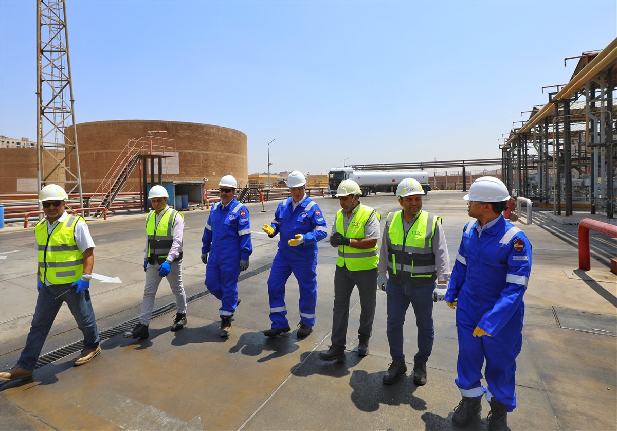 جانب من زيارة وكيل وزارة البترول للمستودعات