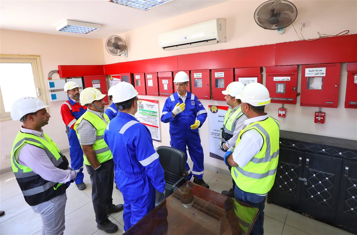 جانب من زيارة وكيل وزارة البترول للمستودعات
