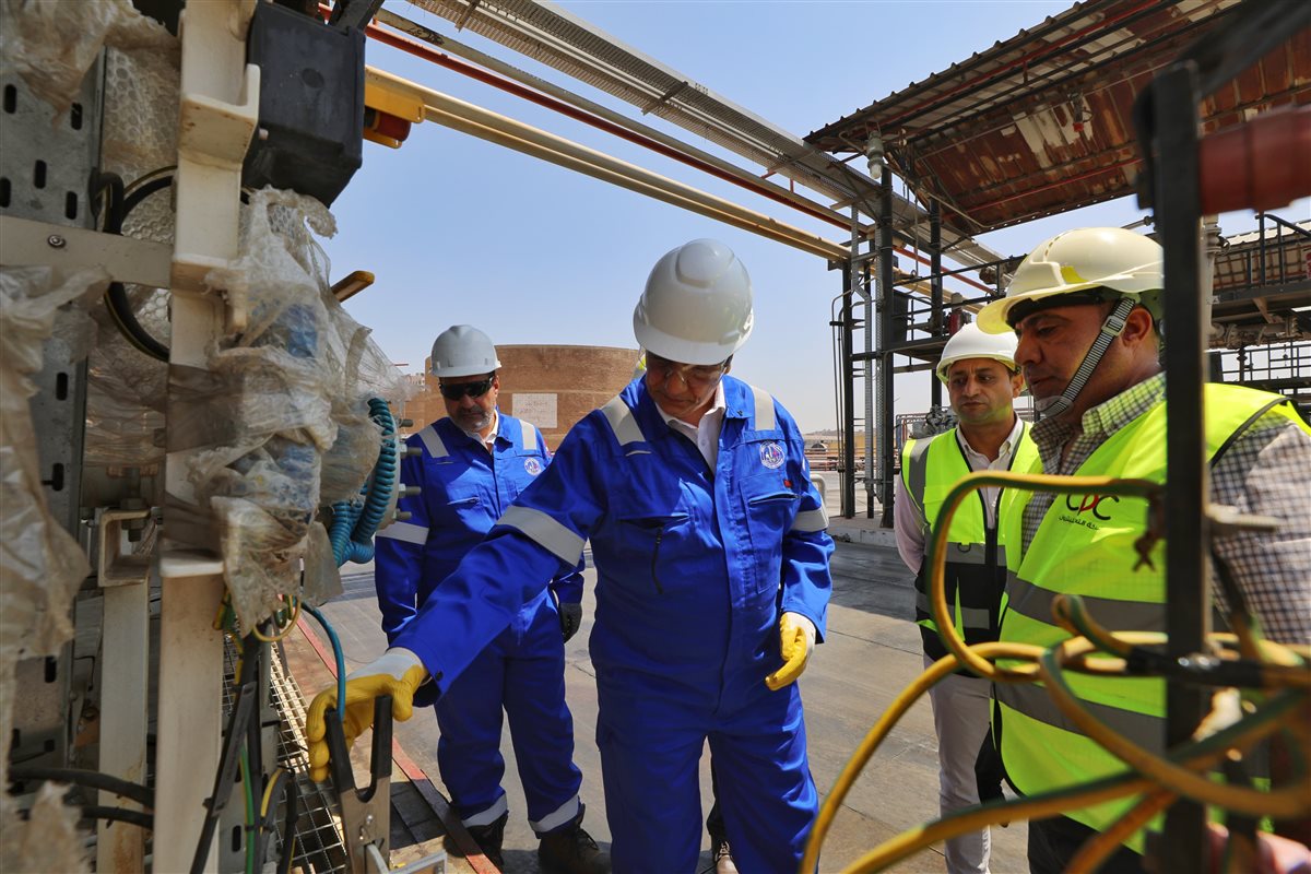جانب من زيارة وكيل وزارة البترول للمستودعات