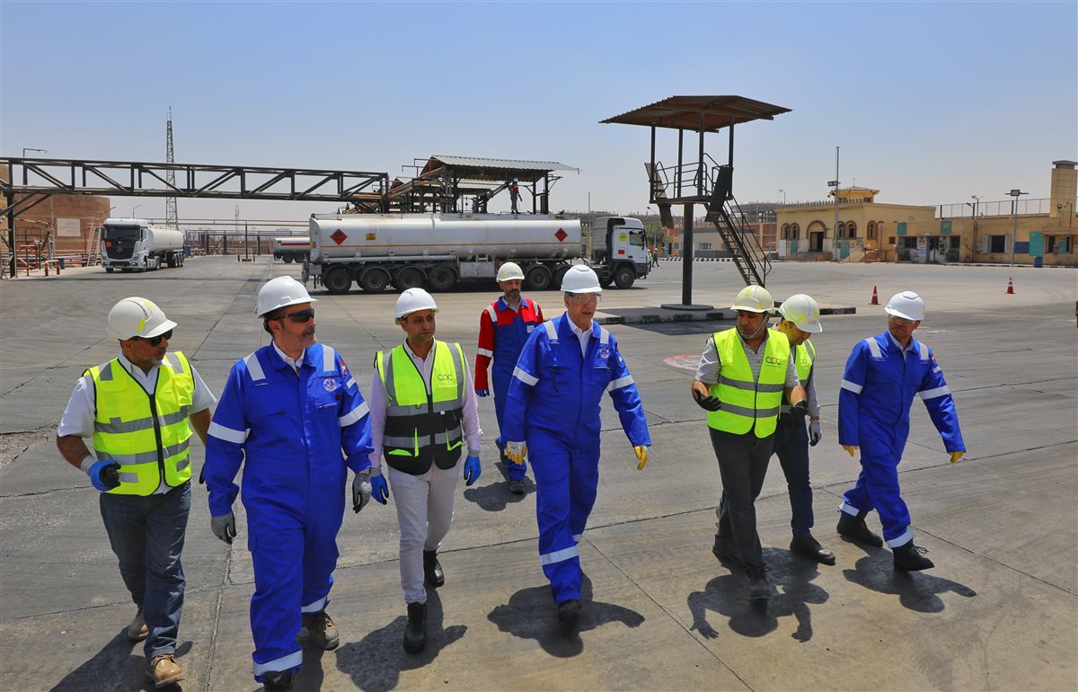 جانب من زيارة وكيل وزارة البترول للمستودعات