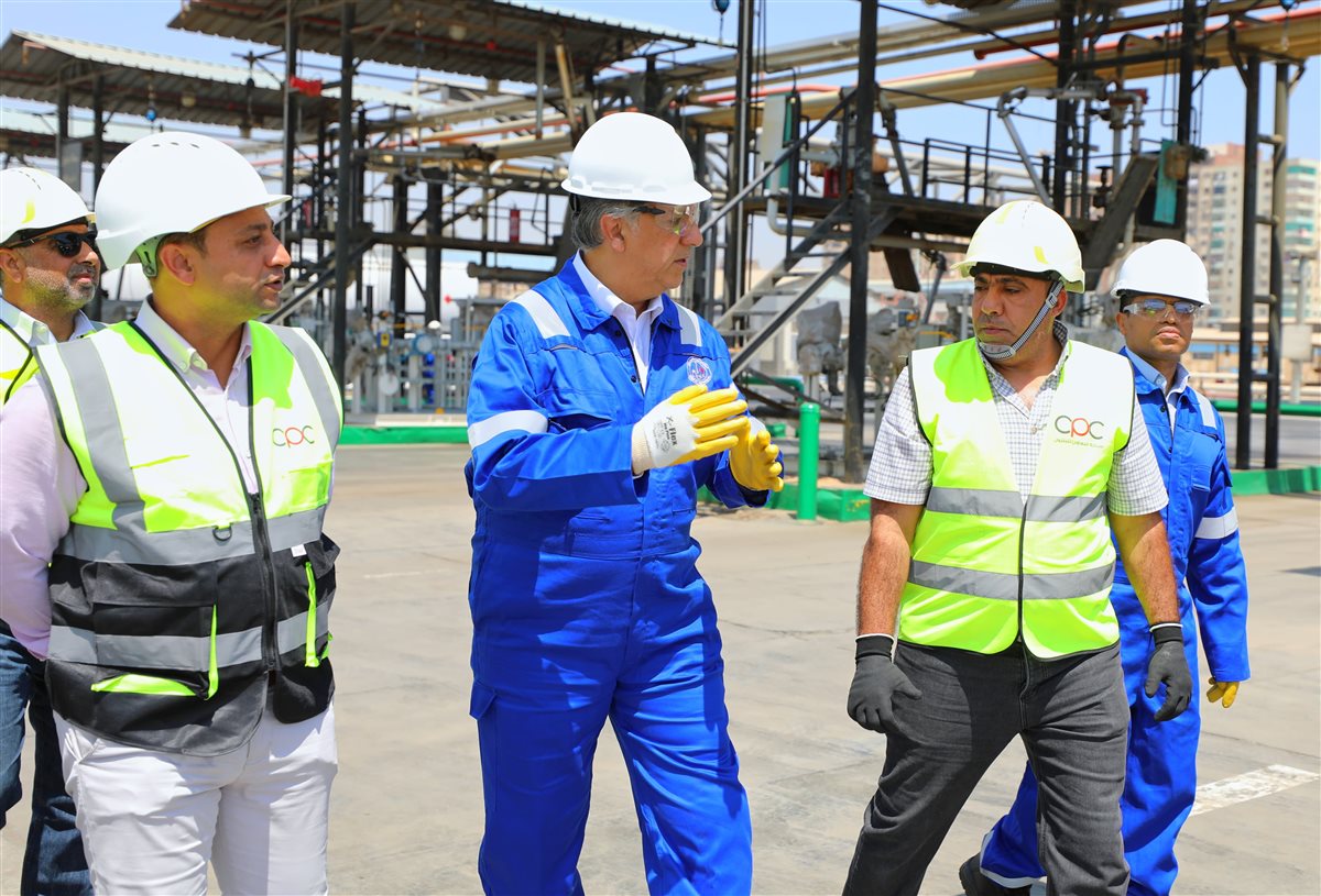 جانب من زيارة وكيل وزارة البترول للمستودعات
