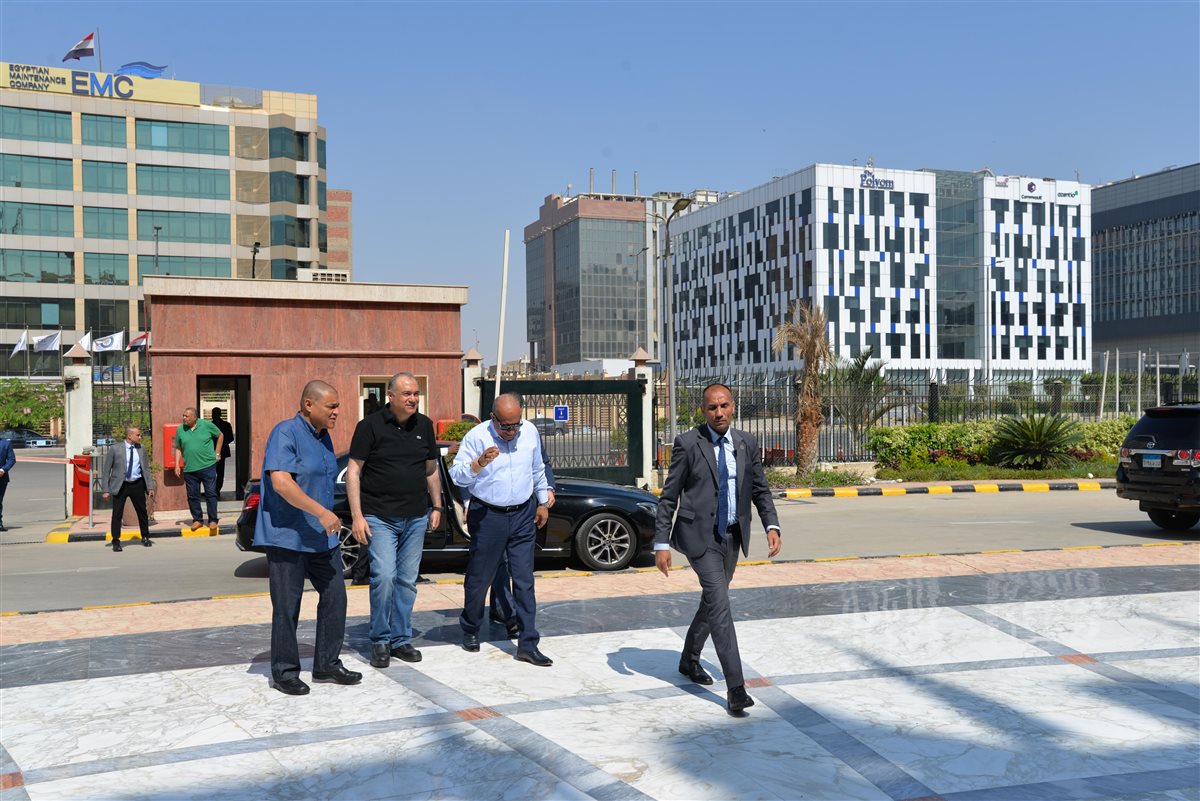 جانب من زيارة وزيرا البترول والكهرباء والطاقة المتجددة لمركز التحكم القومي في الشبكة القومية للغاز الطبيعي