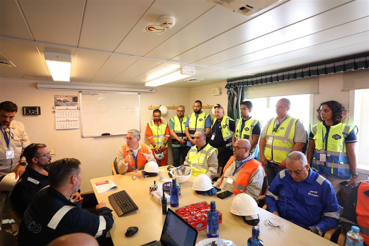 جانب من زيارة وزير البترول والثروة المعدنية إلى موقع استقبال سفينة التغييز الثالثة بميناء العين السخنة