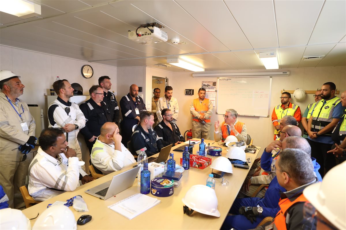 جانب من زيارة وزير البترول والثروة المعدنية إلى موقع استقبال سفينة التغييز الثالثة بميناء العين السخنة