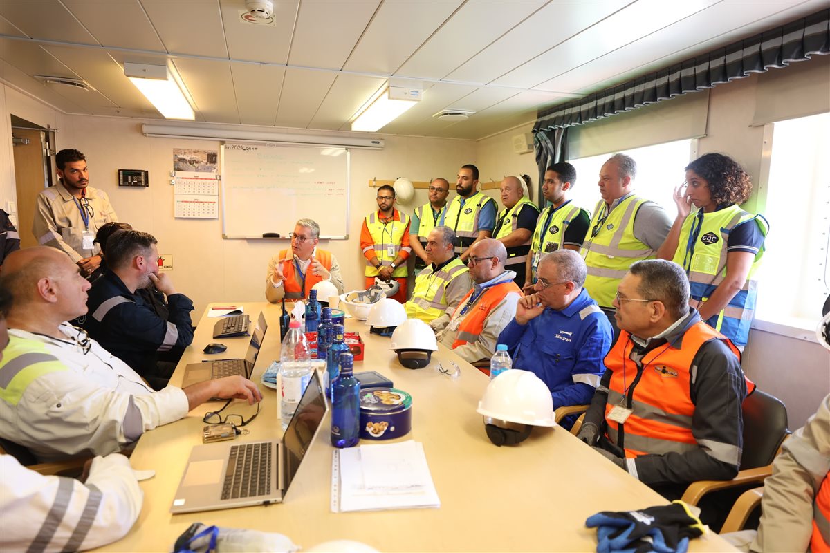 جانب من زيارة وزير البترول والثروة المعدنية إلى موقع استقبال سفينة التغييز الثالثة بميناء العين السخنة