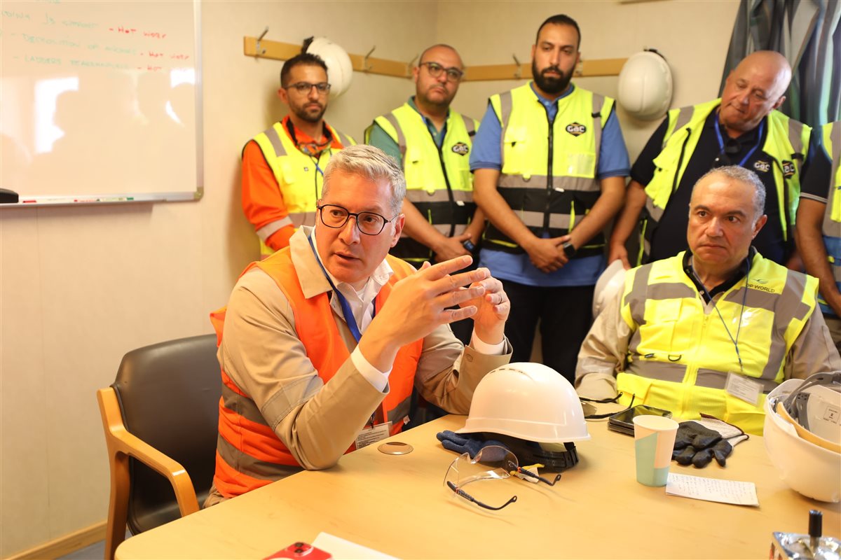 جانب من زيارة وزير البترول والثروة المعدنية إلى موقع استقبال سفينة التغييز الثالثة بميناء العين السخنة