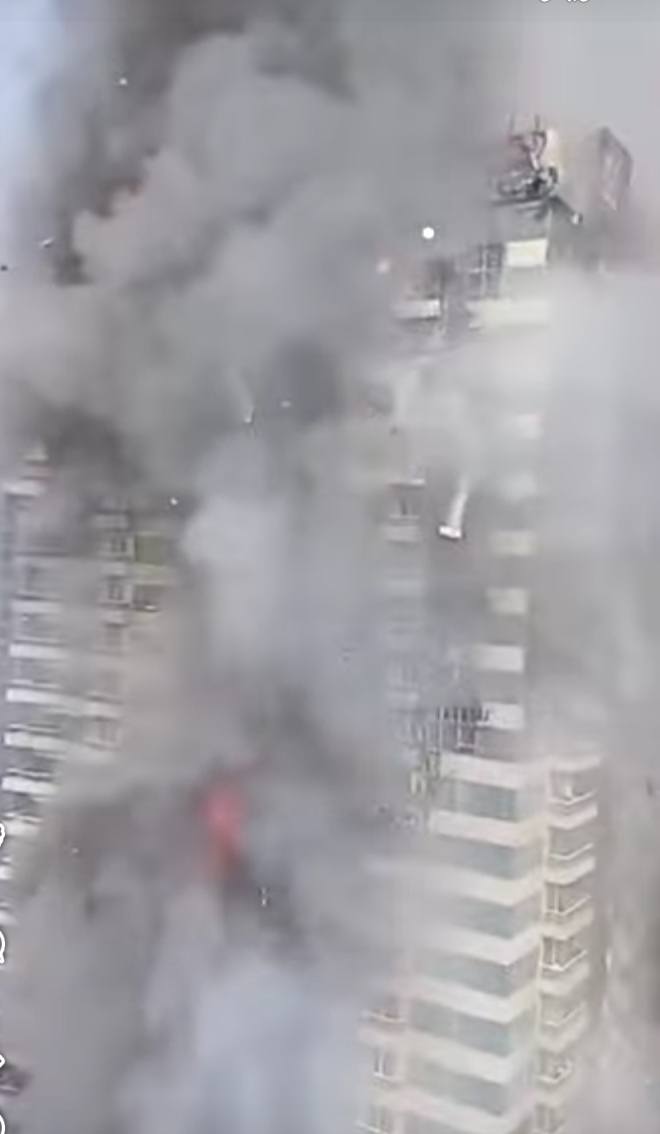 حريق هائل في ناطحة سحاب