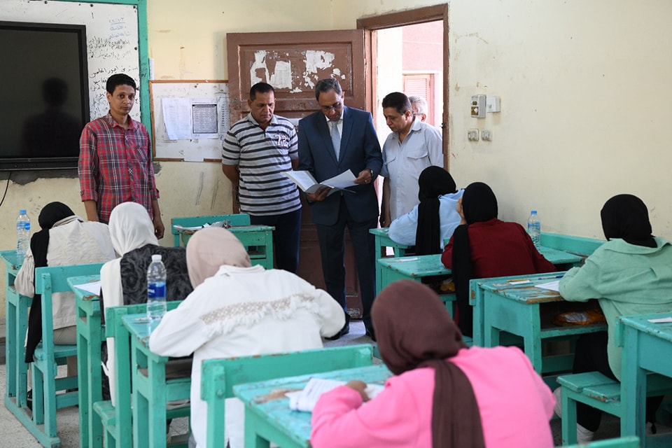 جولة المحافظ على لجان الامتحانات