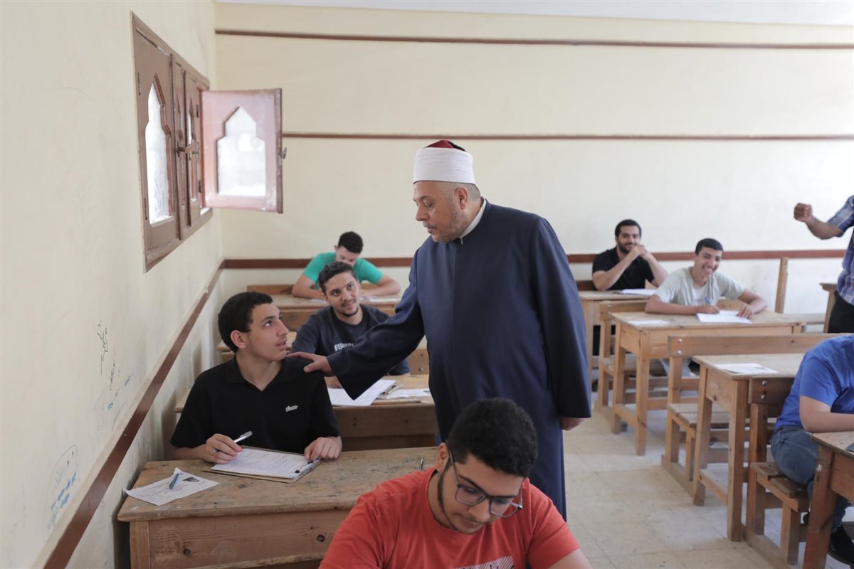 رئيس قطاع المعاهد الأزهرية ووكيلاه يتفقدون امتحان النحو لطلاب القسم العلمي