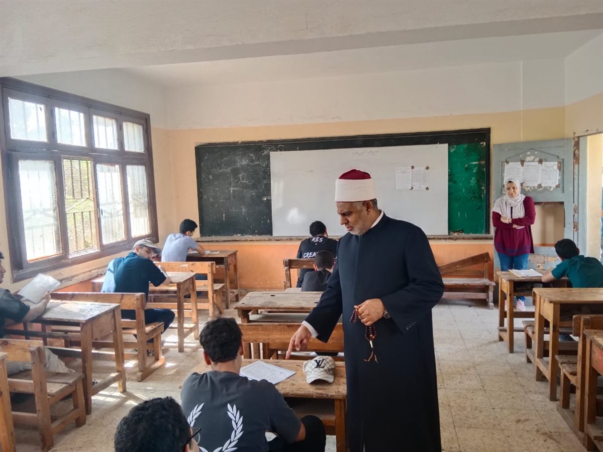 رئيس قطاع المعاهد الأزهرية ووكيلاه يتفقدون امتحان النحو لطلاب القسم العلمي