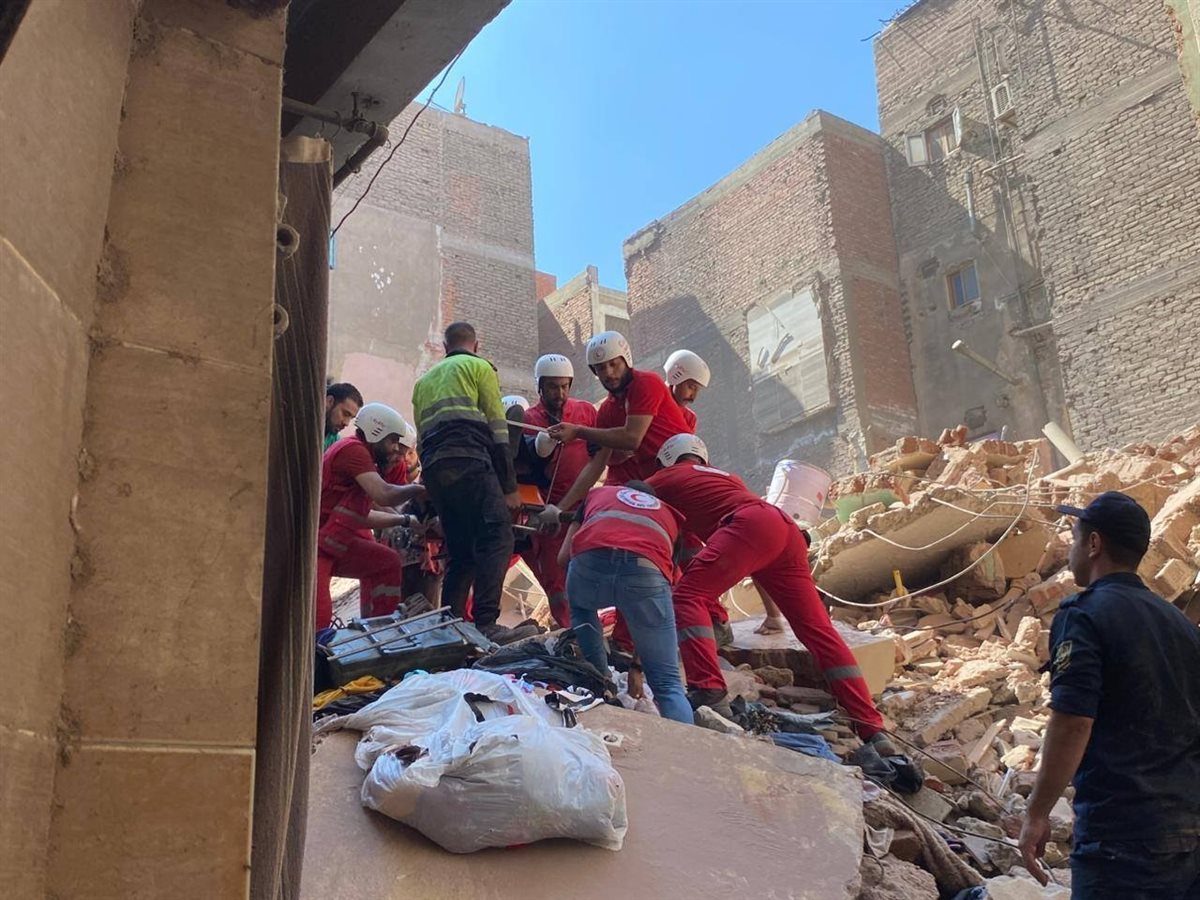 بعد جثتين و15 ناج.. انتشال الجثمان الثالث في انهيار عقارين حدائق القبة