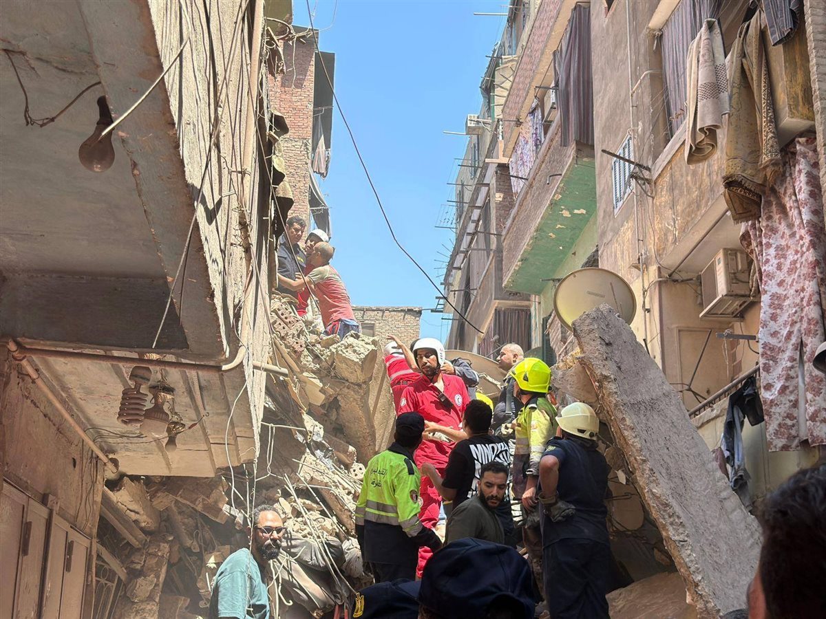 بعد جثتين و15 ناج.. انتشال الجثمان الثالث في انهيار عقارين حدائق القبة