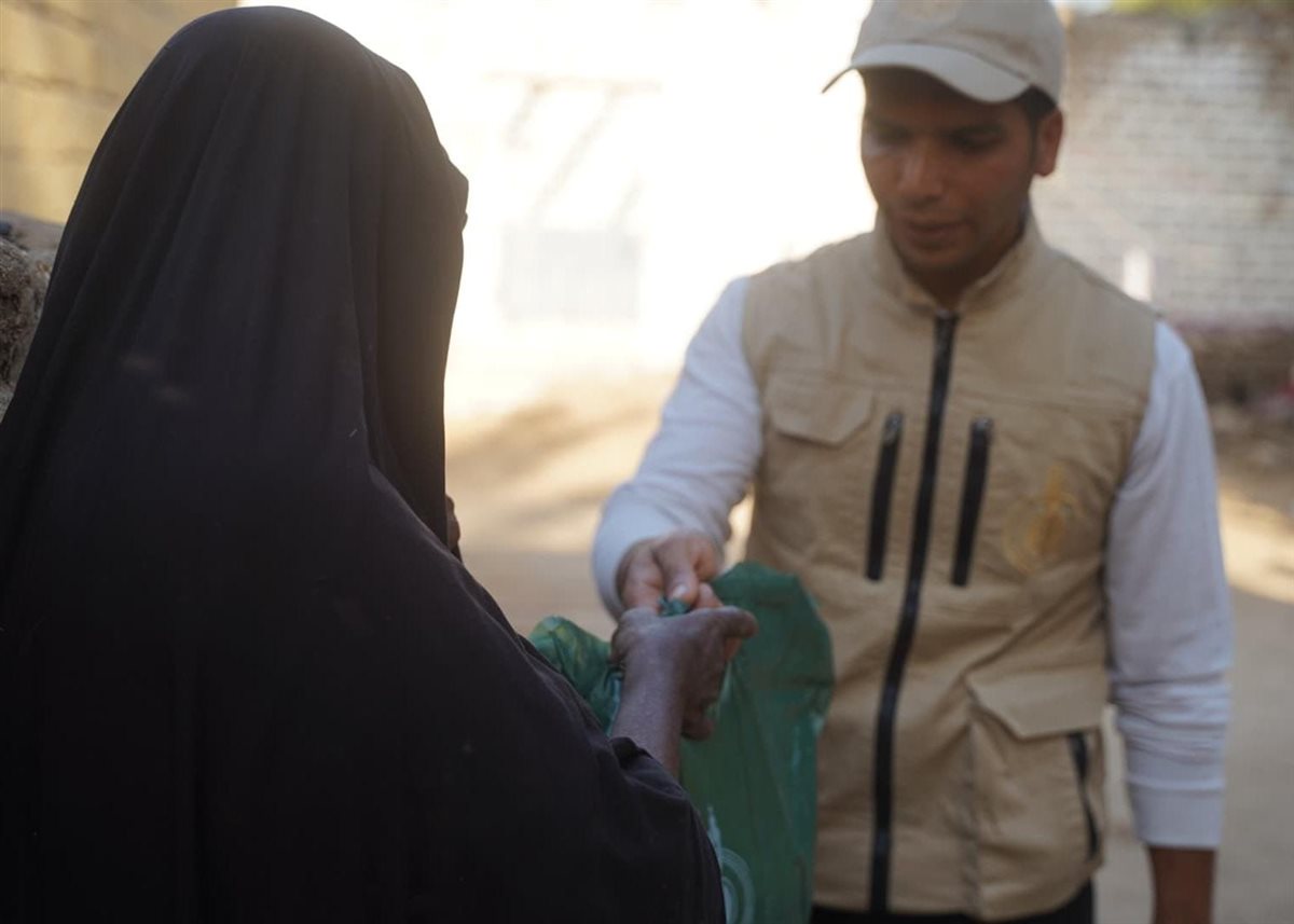 بيت الزكاة والصدقات ينهي توزيع لحوم الأضاحي على عشرات الآلاف