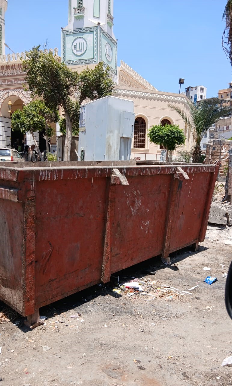 حاوية منذ سنوات أمام مسجد السادات التاريخي