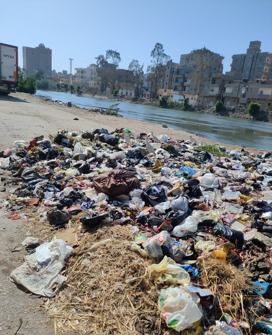 كميات هائلة من القمامة يتركها المجلس بالأيام