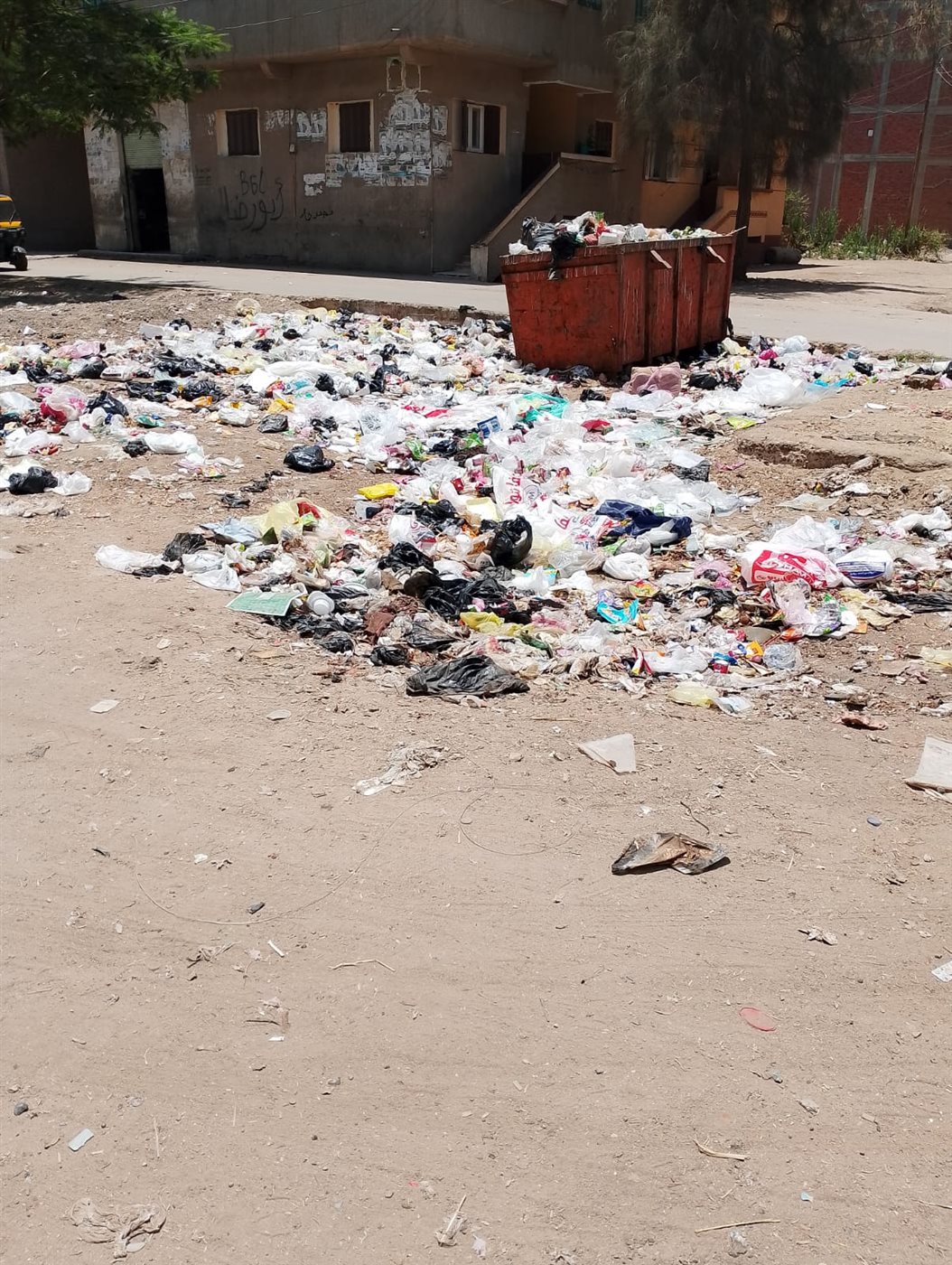 وقمامة تنتشر بالقرب من ميزانية ميت رومي