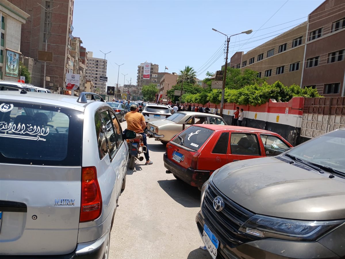 سيارات اولياء الامور امام لجنة الثانوية بنات فى مدينة الفيوم