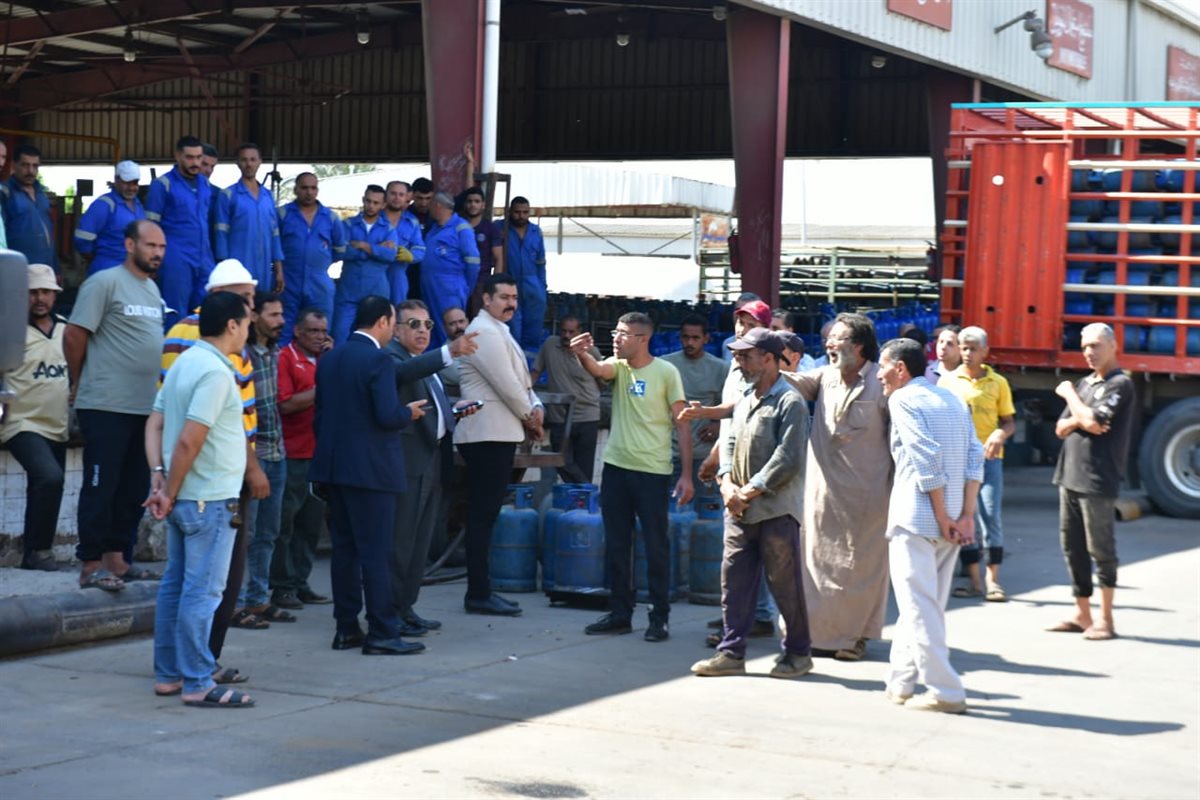 ويعطي تعليماته بوزن الاسطوانات 