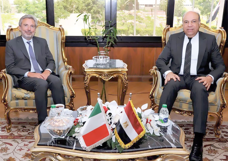 وزير الطيران والسفير الإيطالى خلال اللقاء لبحث أوجه التعاون المشترك
