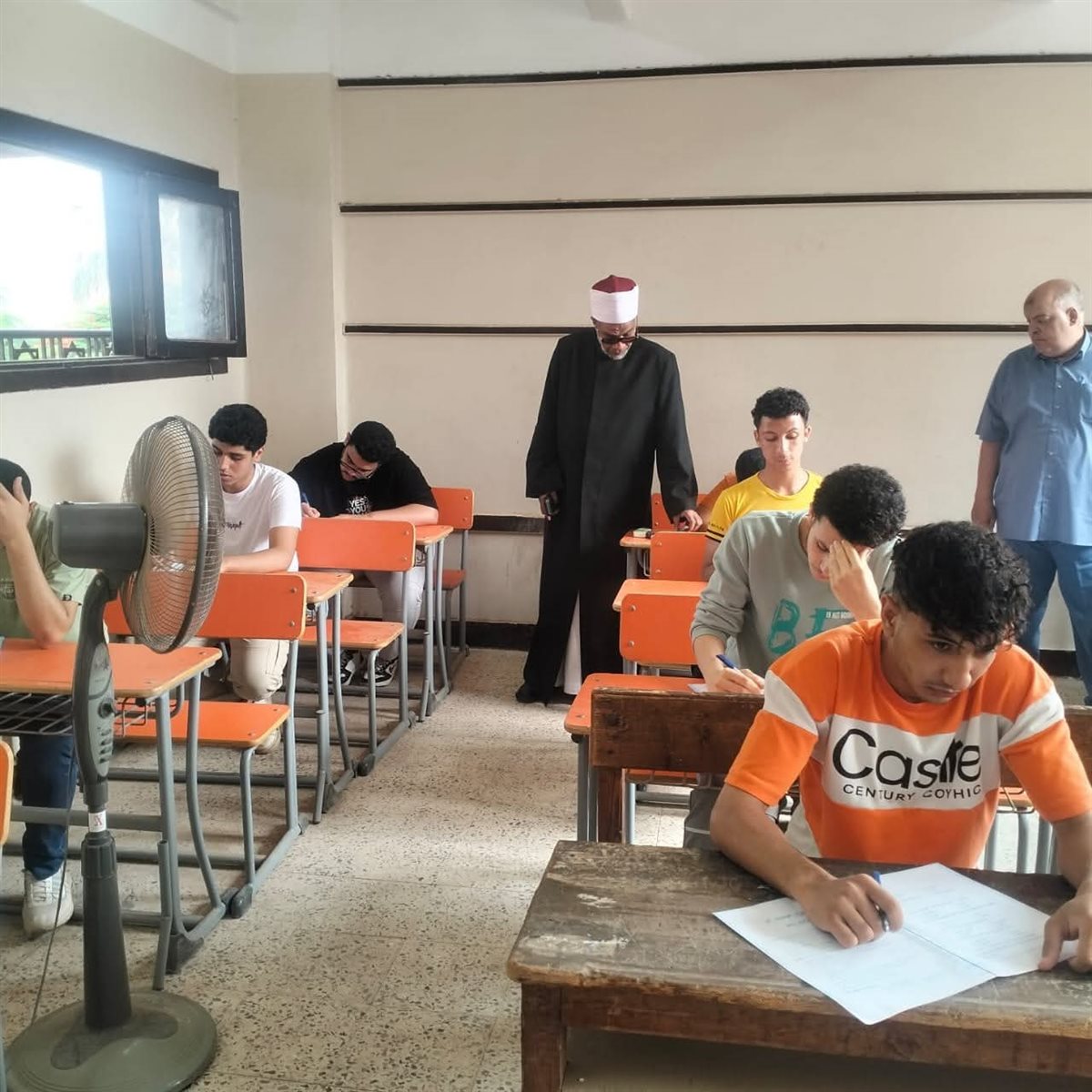 طلاب العلمي الشهادة الثانوية الأزهرية يؤدون امتحان الكيمياء في أجواء مستقرة 