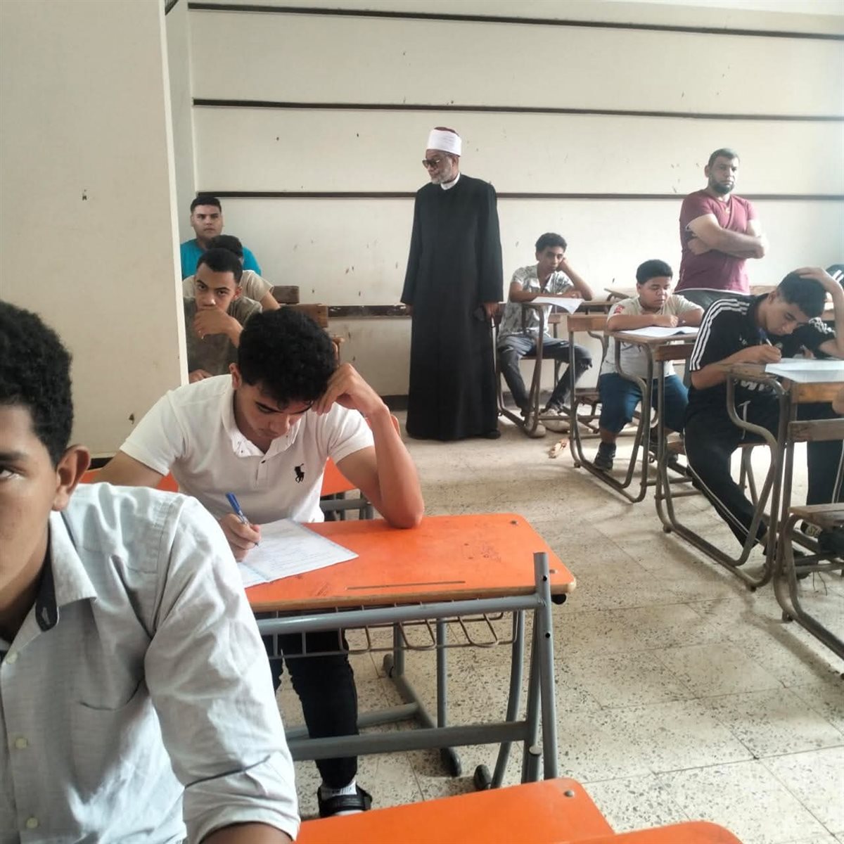 طلاب العلمي الشهادة الثانوية الأزهرية يؤدون امتحان الكيمياء في أجواء مستقرة 