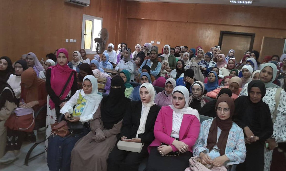 ندوة عن محو الأمية نظمتها جامعة قنا 