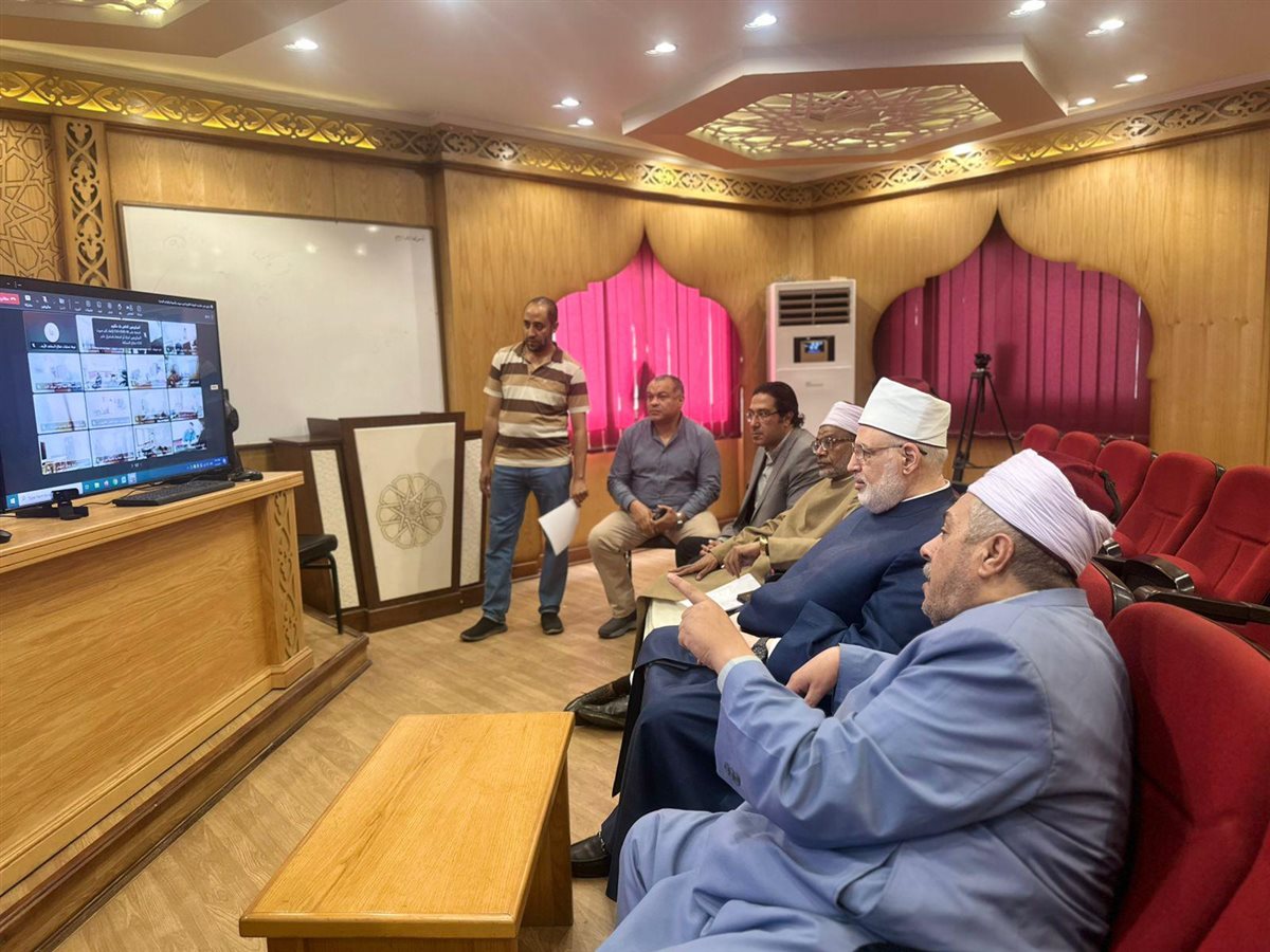 وكيل الأزهر ورئيس القطاع يتابعان امتحانات الثانوية من غرفة العمليات