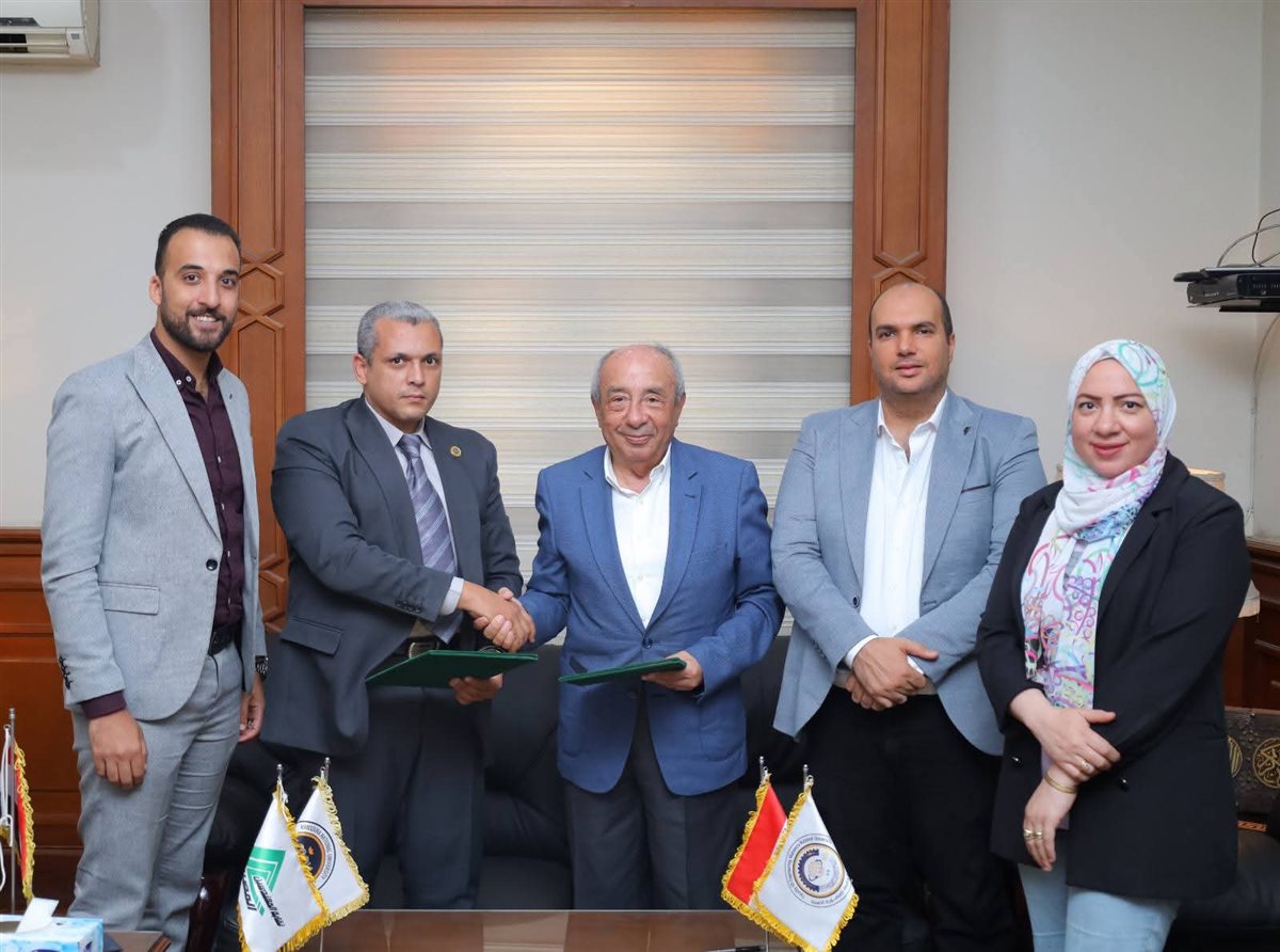 صورة جماعية عقب توقيع البروتوكول
