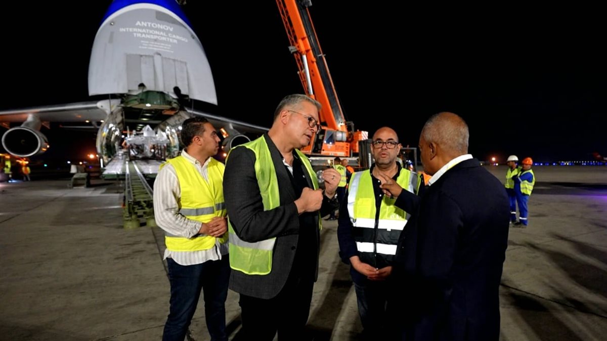 جانب من متابعة وزير البترول والثروة المعدنية وصول ذراع التحميل البحري الأخير (Loading  Arm)  إلى مطار القاهرة