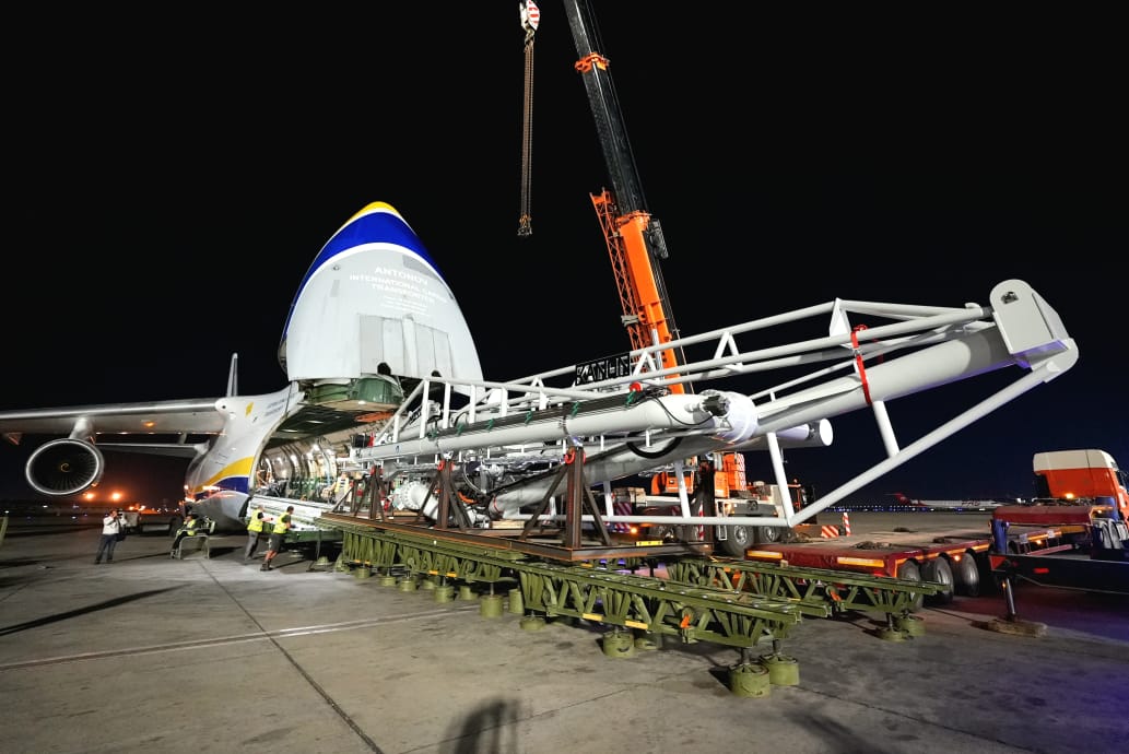 جانب من متابعة وزير البترول والثروة المعدنية وصول ذراع التحميل البحري الأخير (Loading  Arm)  إلى مطار القاهرة