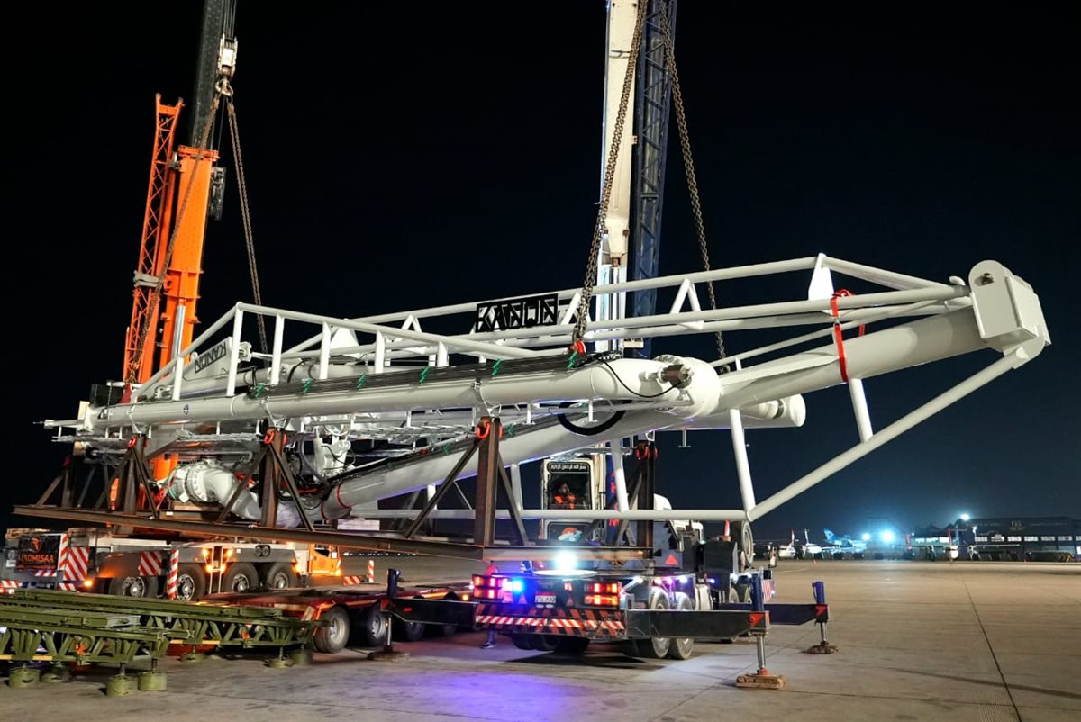 جانب من متابعة وزير البترول والثروة المعدنية وصول ذراع التحميل البحري الأخير (Loading  Arm)  إلى مطار القاهرة