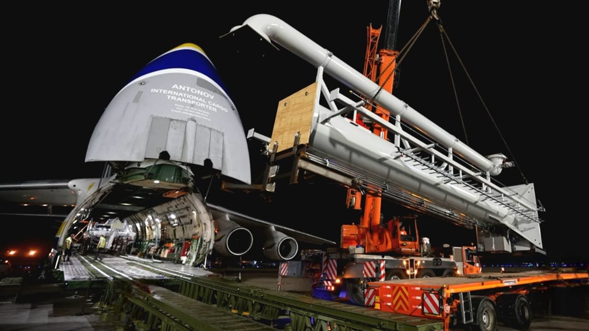 جانب من متابعة وزير البترول والثروة المعدنية وصول ذراع التحميل البحري الأخير (Loading  Arm)  إلى مطار القاهرة