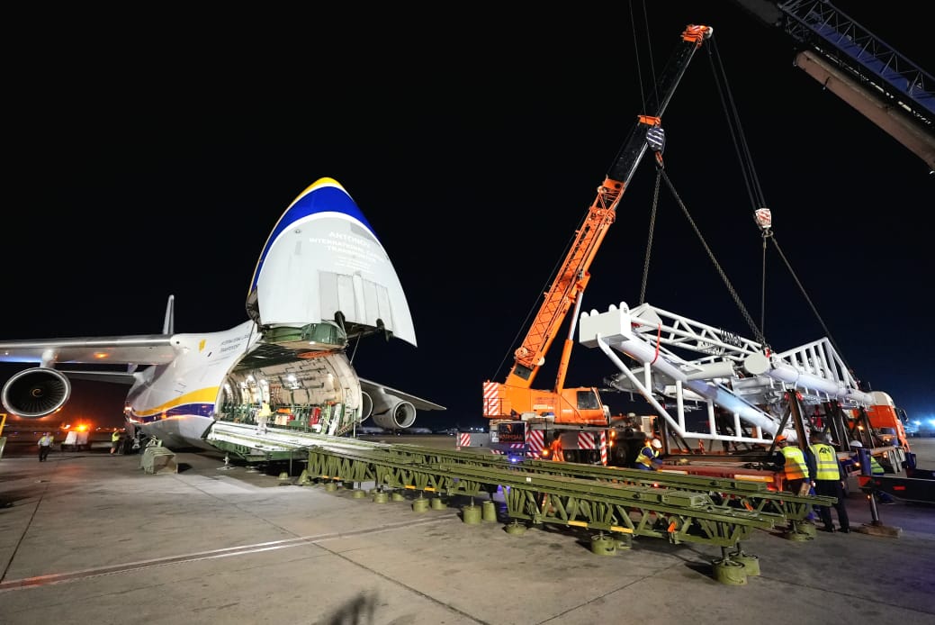 جانب من متابعة وزير البترول والثروة المعدنية وصول ذراع التحميل البحري الأخير (Loading  Arm)  إلى مطار القاهرة