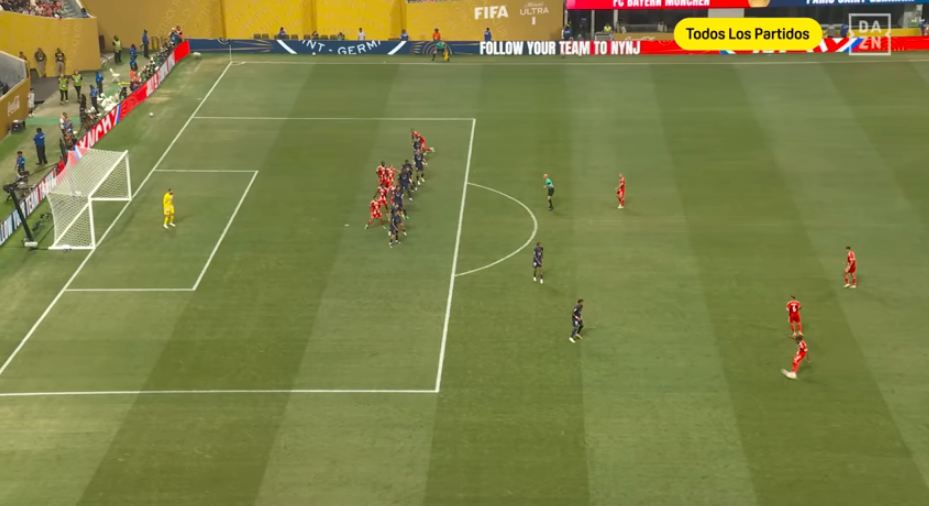 وقفة لاعبي باريس في الكرات الحرة