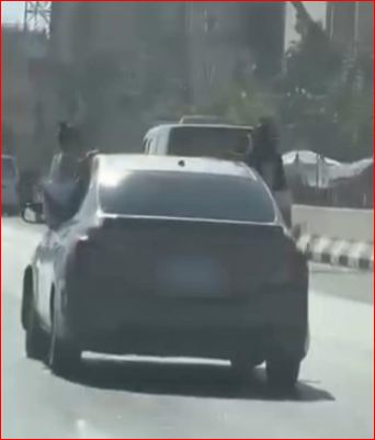 جلوس أطفال على نوافذ سيارة بالجيزة