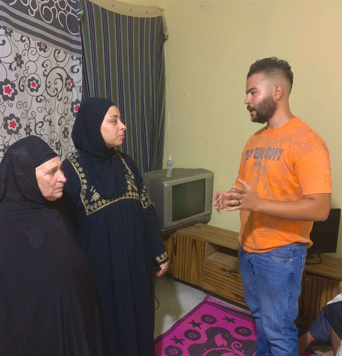 الوفد مع أسرة الضحية