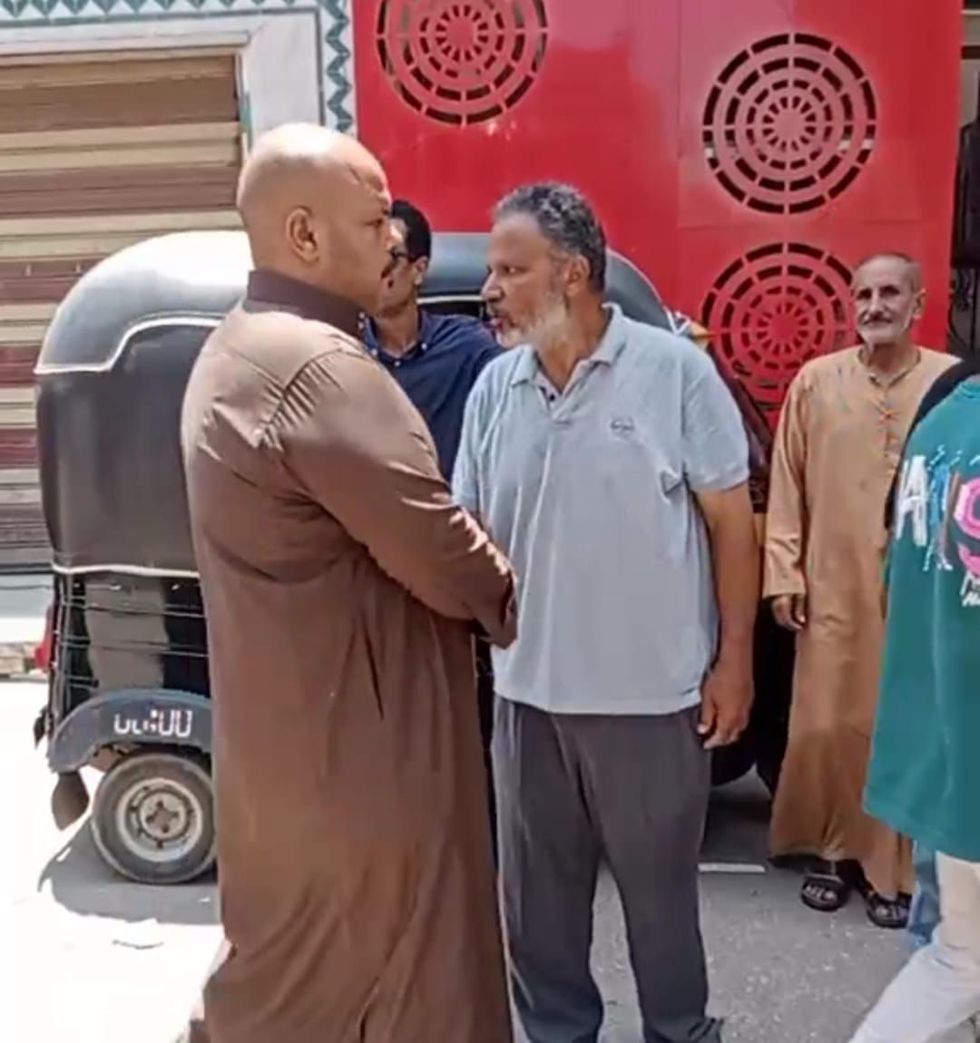 حزن بدا على وجه والد الشاب