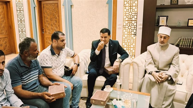 فضيلة المفتي خلال استقباله والد الشاب وأسرته