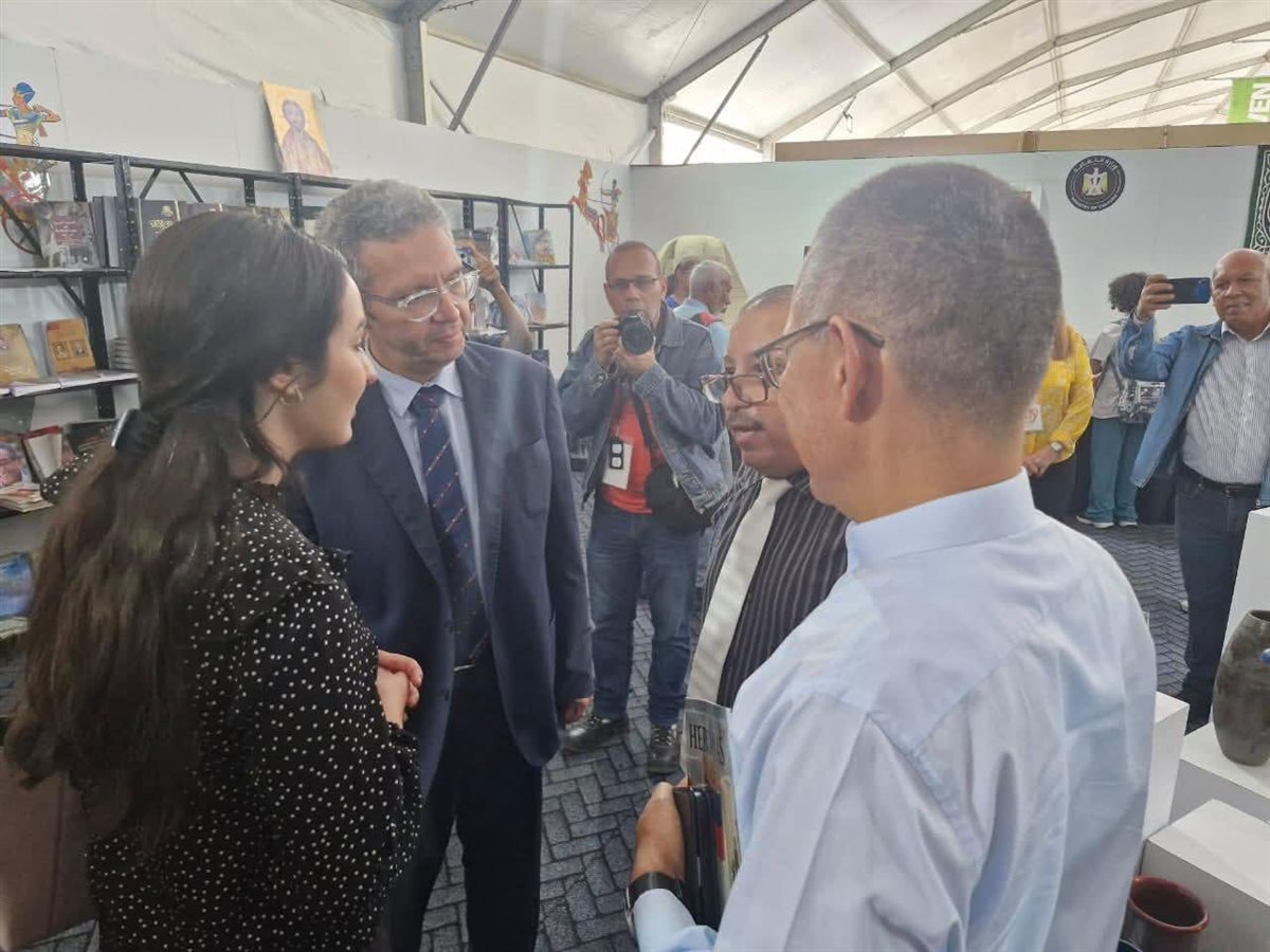 وزير الثقافة الفنزويلي يزور جناح المجلس الأعلى للشئون الإسلامية بمعرض كاراكاس الدولي للكتاب