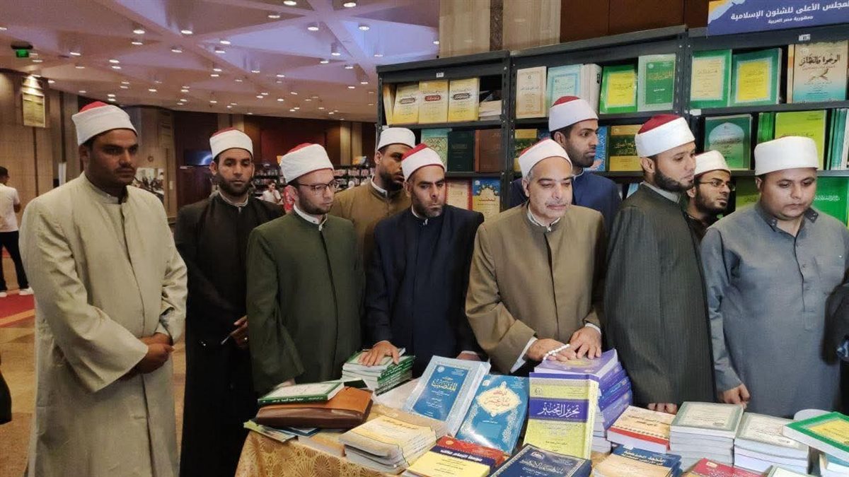 وفد من أئمة أوقاف الإسكندرية يزور جناح المجلس الأعلى للشئون الإسلامية بمعرض مكتبة الإسكندرية الدولى للكتاب