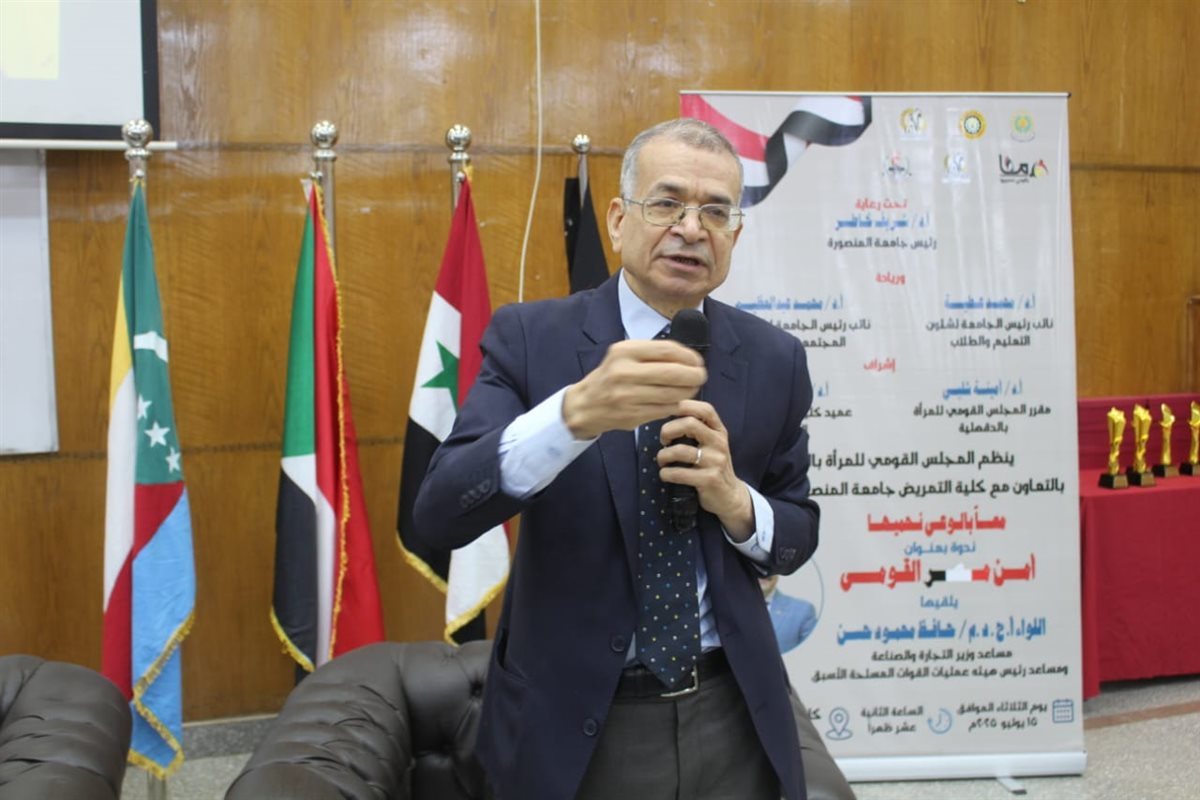 رئيس اللجنة النقابية للصحفيين بالدقهلية متحدثا بالندوة